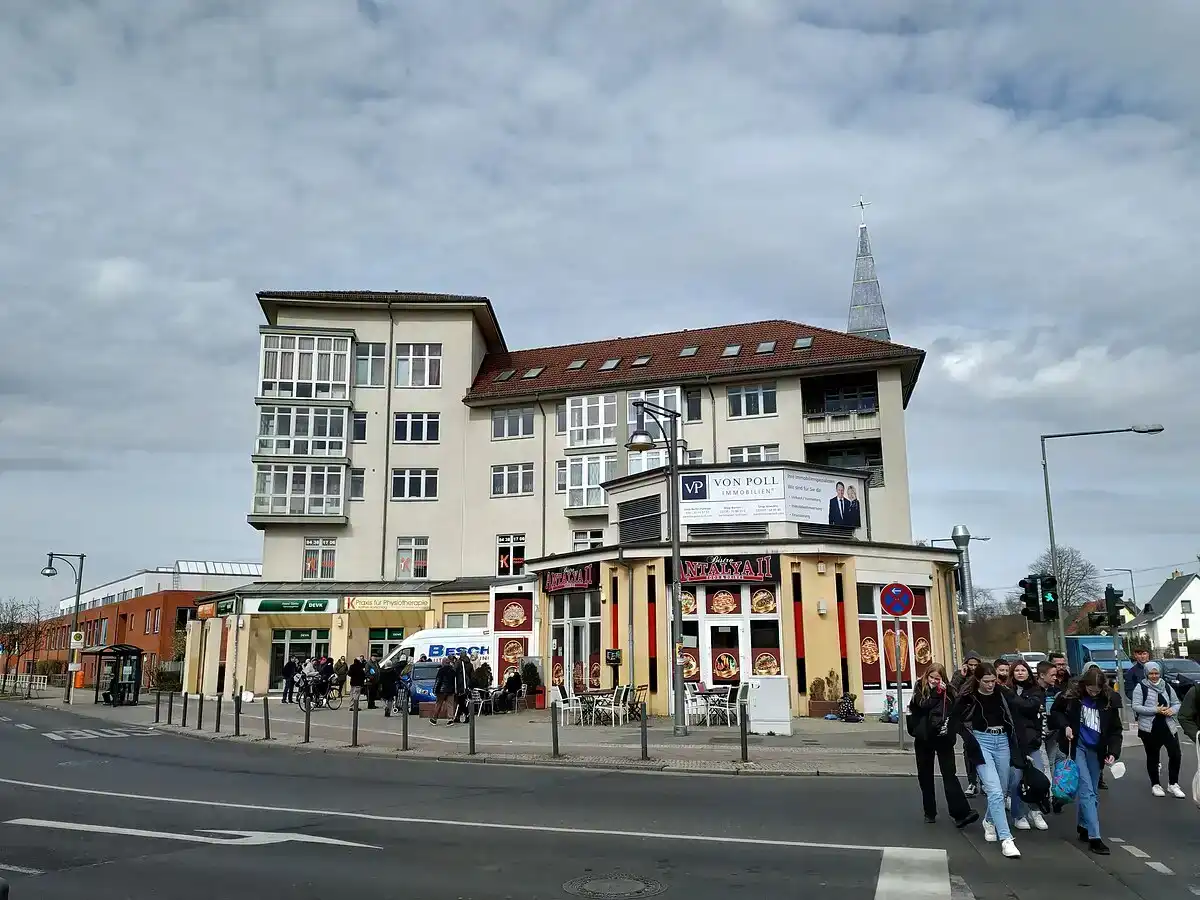 Schulquerachse: sichere Querung (Berlin-Karow)